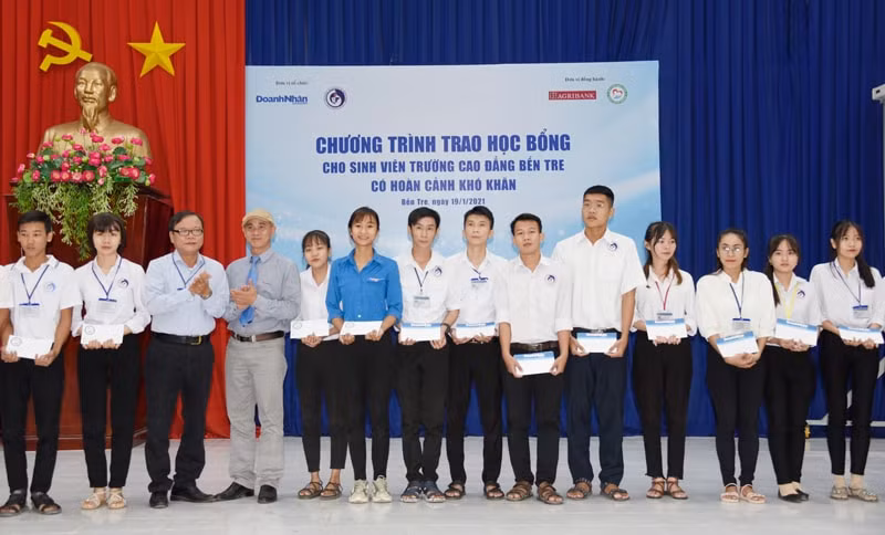 Tặng 100 học bổng cho sinh viên có hoàn cảnh khó khăn tại Bến Tre. ảnh: Thanh Đồng