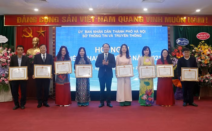 Thứ trưởng Bộ TT&TT Phạm Anh Tuấn trao Bằng khen của Chủ tịch UBND TP cho các tập thể, cá nhân. Ảnh: LH