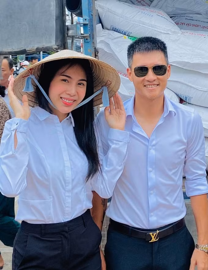 Vợ chồng Thủy Tiên song hành trong nhiều chuyến từ thiện. Ảnh: Facebook Thủy Tiên.