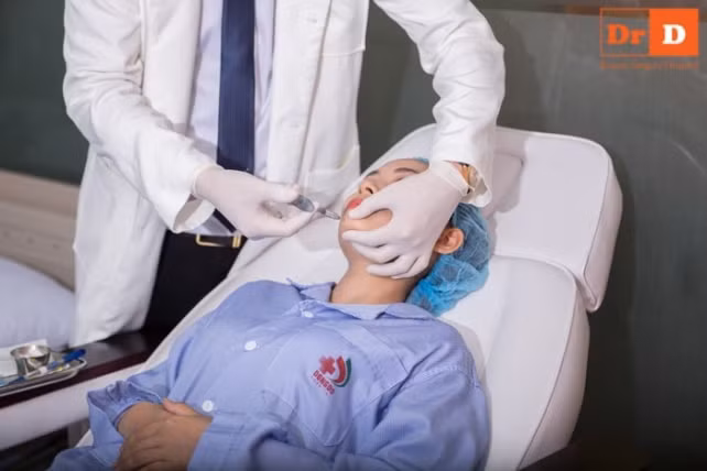 Bác sĩ Điền cũng là một trong những người đầu tiên mang phương pháp thẩm mỹ không phẫu thuật về Việt Nam