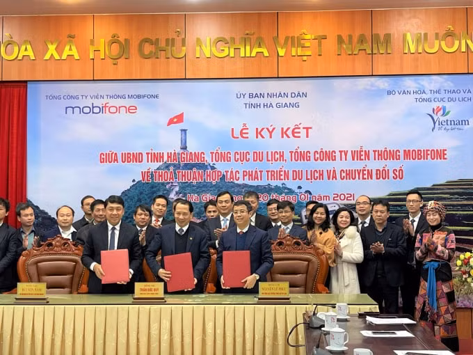 Đại diện Tổng cục Du lịch - ông Nguyễn Lê Phúc - Phó Tổng cục trưởng, ông Bùi Sơn Nam - Phó Tổng giám đốc, đại diện MobiFone và ông Trần Đức Quý - Phó Chủ tịch UBND tỉnh Hà Giang ký kết Thỏa thuận hợp tác phát triển du lịch Hà Giang thông qua chuyển đổi số và du lịch thông minh