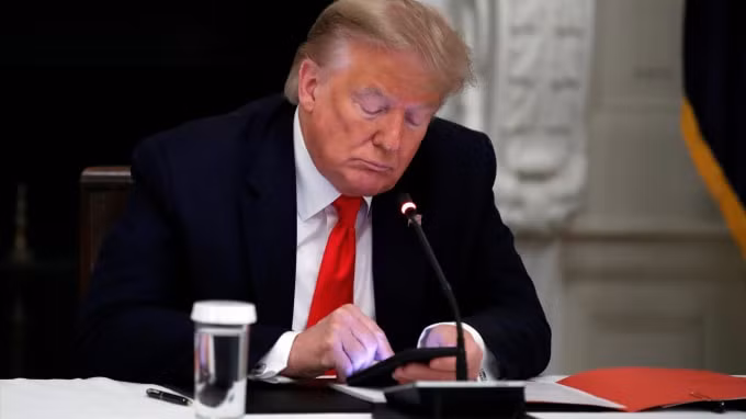 Youtube tiếp tục gia hạn lệnh cấm đối với ông Donald Trump thêm ít nhất một tuần do lo ngại bạo lực trong tuần lễ nhậm chức của ông Joe Biden - Ảnh: Reuters