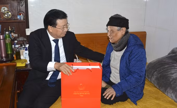 Nhân dịp này, Phó Thủ tướng Chính phủ Trịnh Đình Dũng đã thăm, tặng quà, chúc Tết đồng chí Ngô Đức Thành - nguyên Phó Chủ tịch UBND tỉnh Vĩnh Phú.