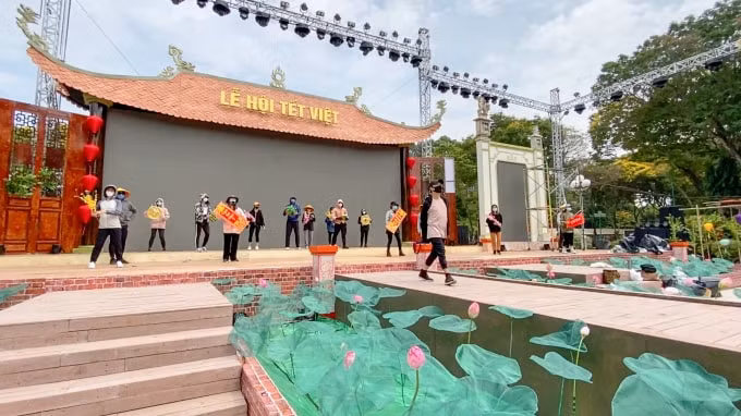 Lễ hội Tết Việt do Đạo diễn Lê Quý Dương xây dựng kịch bản và trực tiếp làm đạo diễn.
