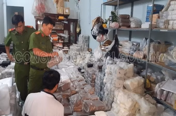 Lực lượng Công an kiểm tra hàng trong kho do bà Nguyễn Thị Hoài Làm chủ