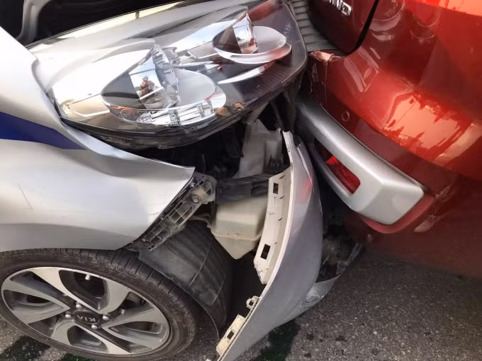Hậu quả, chiếc xe taxi đã bị nát phần đầu, các xe ô tô còn lại bị hư hỏng nhẹ.