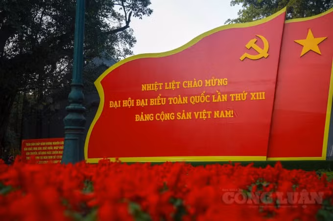 Khu vực trên phố đi bộ Hồ Gươm được trang hoàng bắt mắt.