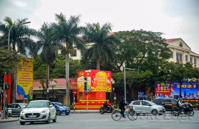 Panô cỡ lớn được đặt ở ngã tư trước cổng UBND quận Nam Từ Liêm.