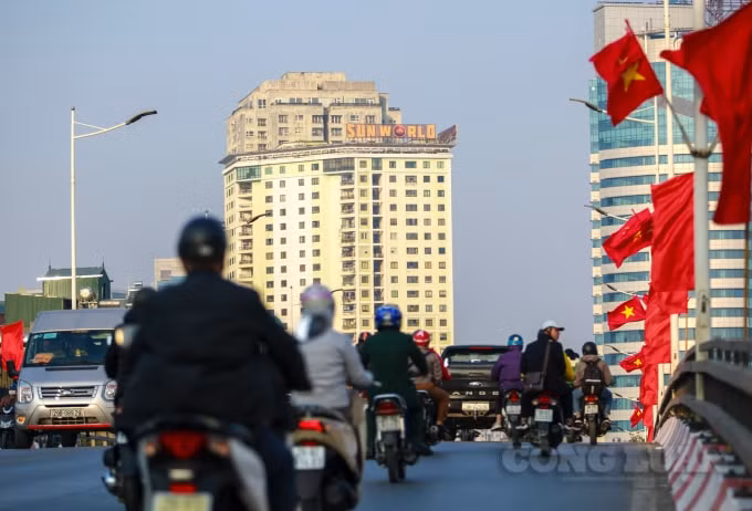 Trên một số khu vực đông đảo người dân qua lại, những lá cờ Đảng, cờ Tổ quốc được treo lên trang trọng