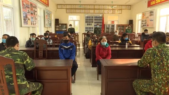 Đồn Biên phòng Cửa khẩu Quốc tế Lao Bảo lấy lời khai các đối tượng nhập cảnh trái phép. Ảnh: sggp.vn