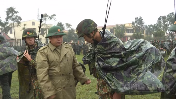 Thượng tá Ngô Nam Cường, Chỉ huy trưởng Bộ CHQS tỉnh Thừa Thiên Huế, kiểm tra quá trình tập luyện của các chiến sỹ.