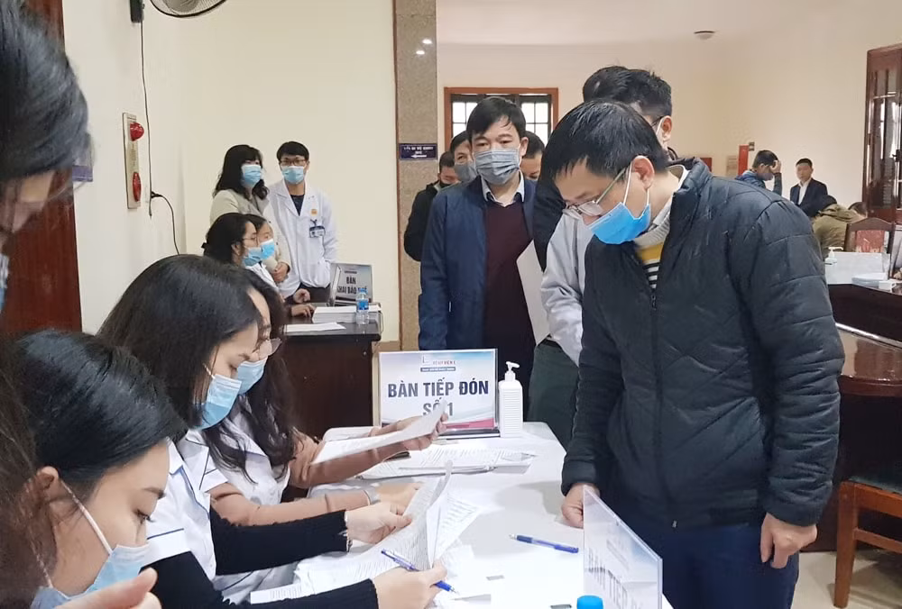 Nhà báo phóng viên đăng ký xét nghiệm Covid-19 lần 2.