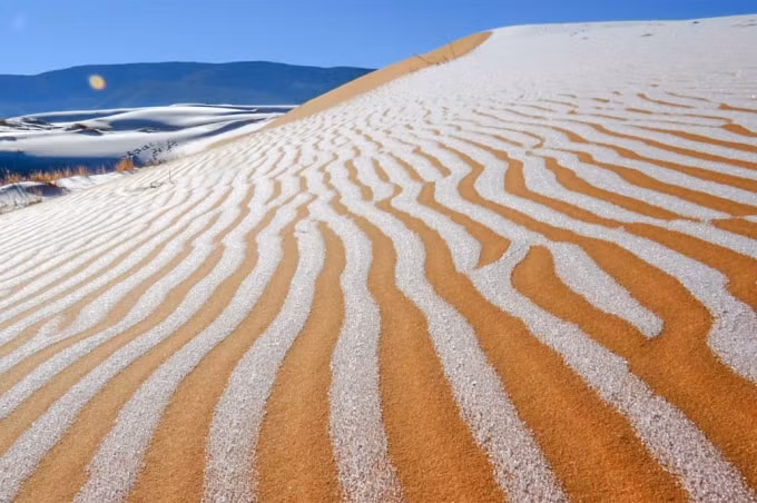 Sa mạc Sahara bao phủ phần lớn Bắc Phi, đã trải qua sự thay đổi nhiệt độ trong vài trăm nghìn năm qua, nhưng rất hiếm khi băng tuyết bao phủ ở đây. Ảnh: Bav Media.