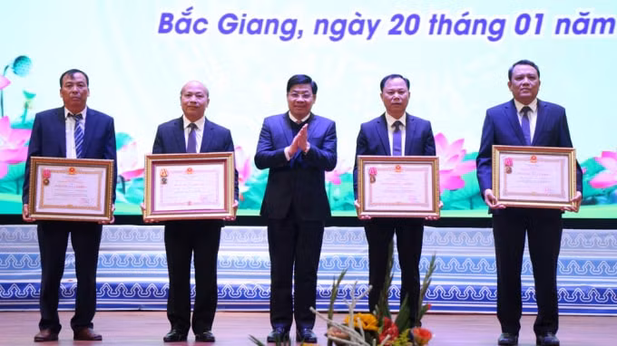 Thừa ủy quyền của Chủ tịch nước, Bí thư Tỉnh ủy Dương Văn Thái đã trao Huân chương Lao động hạng nhì cho Sở TTTT và 1 một số đơn vị có thành tích xuất sắc. Ảnh: Sở TTTT