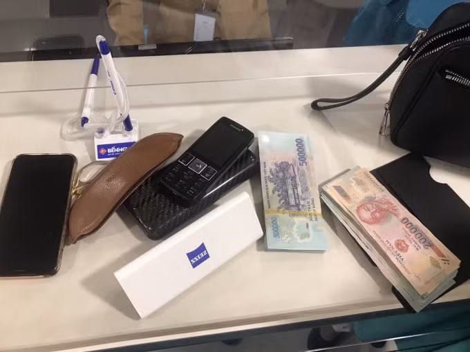 Tiền và tài sản của khách vừa bỏ quên trên một chuyến bay được trao trả lại cho khách hàng (Ảnh hãng hàng không cung cấp).