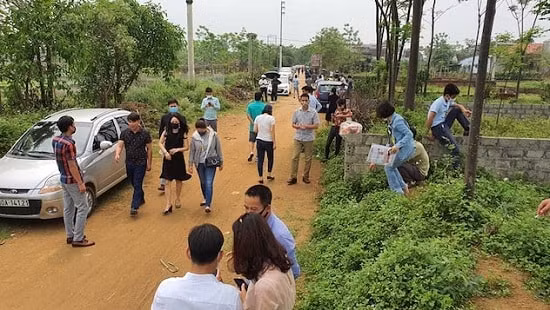 Cứ cuối tuần, ở các vùng ven đô Hà Nội như Thạch Thất, Ba Vì... nhà đầu tư đi xem đất, mua đất rất nhộn nhịp (Ảnh minh họa)