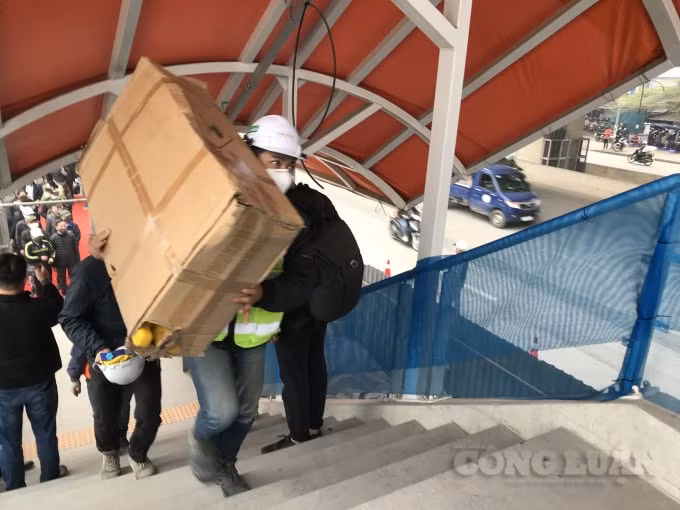 Công nhân vẫn đang hối hả thi công để bảo đảm tiến độ dự án