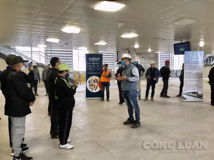 Khách tham quan được giới thiệu về dự án tại khu vực sảnh chờ