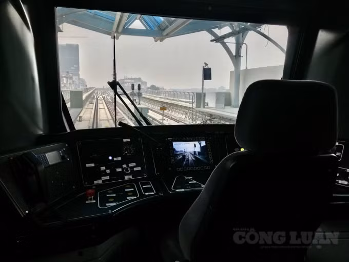 Khu vực buồng lái của nhân viên điều khiển tàu