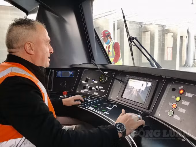 Để vận hành tàu chuyển động trên đường ray là các kỹ sư, chuyên gia nước ngoài