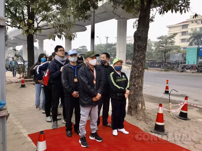 Người dân xếp hàng ngay ngắn trước khi lên tham quan nhà ga S1