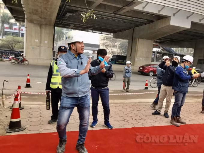 Nhân viên Ban Quản lý đường sắt đô thị Hà Nội hướng dẫn người dân tuân thủ những quy định khi lên tham quan
