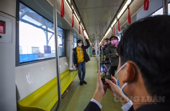 Mọi người chụp ảnh kỷ niệm khi tham quan tàu metro Nhổn - ga Hà Nội, ai cũng hi vọng tuyến đường sớm được đưa vào sử dụng.
