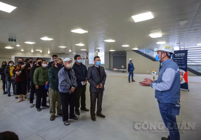 Người dân, khách tham quan được giới thiệu về dự án tại khu vực sảnh chờ.