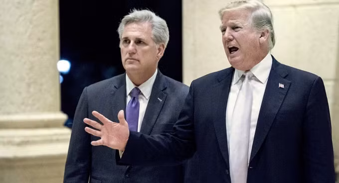 Cựu Tổng thống Donald Trump và lãnh đạo phe thiểu số Kevin McCarthy - Ảnh: Reuters