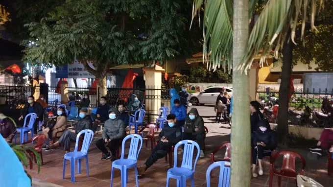 Thành phố Uông Bí lấy mẫu xét nghiệm cho các đối tượng F2 ngay trong đêm 28/1. Ảnh: Sở TTTT Quảng Ninh.