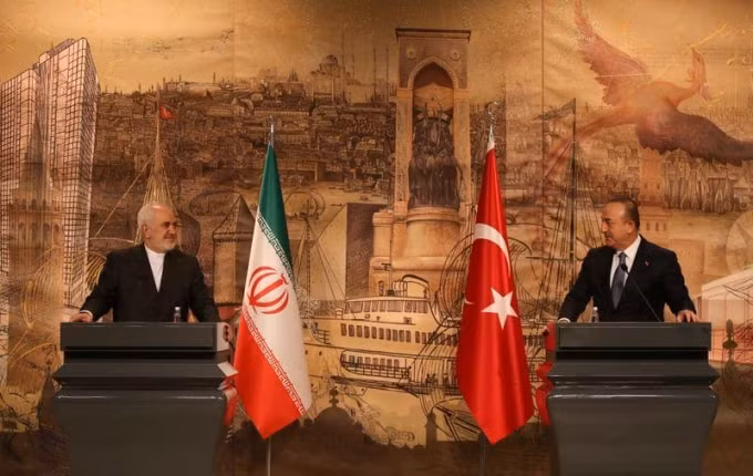 Ngoại trưởng Iran Mohammad Javad Zarif (trái) và người đồng cấp Thổ Nhĩ Kỳ. Ảnh: Reuters