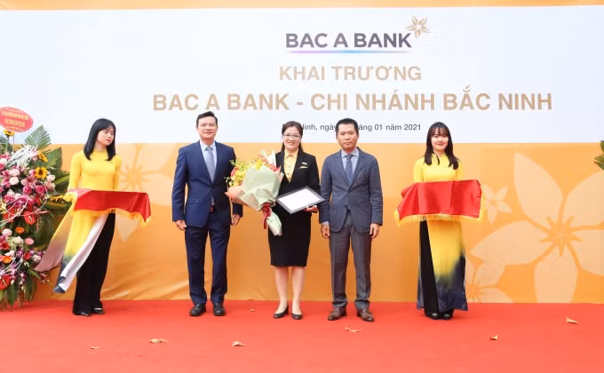 Ông Đặng Trung Dũng - Phó TGĐ Thường trực Ngân hàng TMCP Bắc Á trao quyết định và tặng hoa cho BAC A BANK Chi nhánh Bắc Ninh
