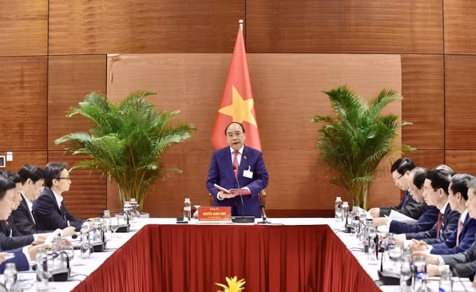 Thủ tướng Chính phủ Nguyễn Xuân Phúc chủ trì cuộc họp về công tác phòng chống Covid-19.