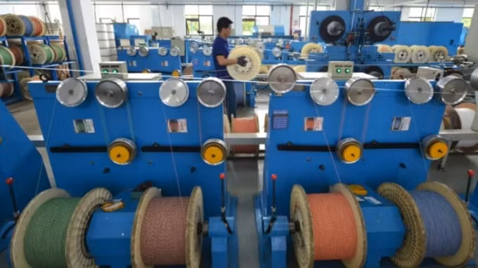 Một nhà máy ở tỉnh Chiết Giang sản xuất cáp quang để hỗ trợ Trung Quốc chuyển từ các dự án cơ sở hạ tầng BRI truyền thống sang cơ sở hạ tầng liên quan đến kỹ thuật số và truyền thông. Ảnh: Reuters