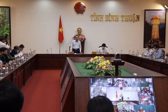 Sáng 29/1 diễn ra cuộc họp khẩn của Ban Chỉ đạo phòng chống dịch Covid-19 do Phó chủ tịch UBND tỉnh Bình Thuận Nguyễn Đức Hòa chủ trì. Ảnh: thanhnien.vn
