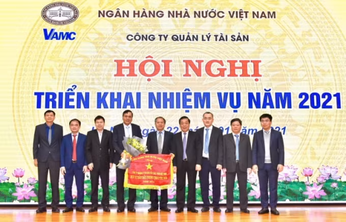 Phó Thống đốc Nguyễn Kim Anh trao cờ thi đua, khen thưởng cho tập thể VAMC