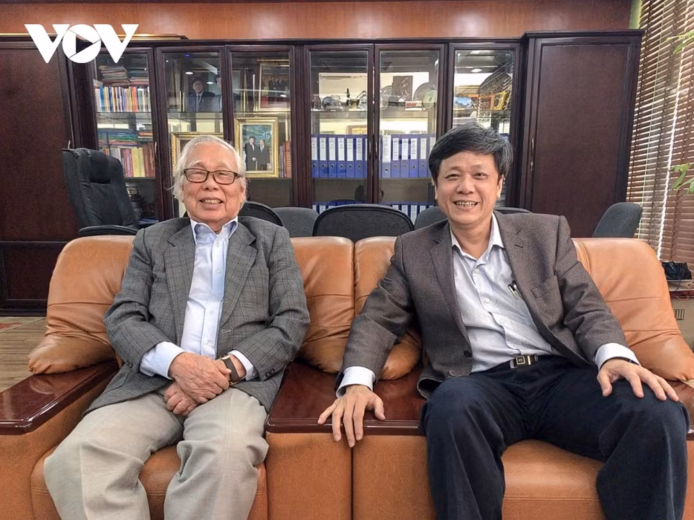 Nhà báo Phan Quang (trái) và nhà báo Vũ Hải. Ảnh: VOV