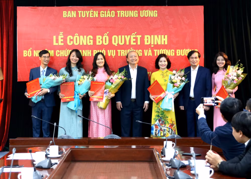 Đồng chí Võ Văn Phuông và đồng chí Phan Xuân Thủy chụp ảnh cùng 5 đồng chí được bổ nhiệm. (Ảnh: TA)