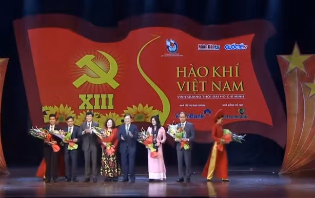 Phó Chủ tịch Thường trực Hội Nhà báo Việt Nam Hồ Quang Lợi trao kỷ niệm chương cho các đơn vị tham gia tổ chức và tài trợ cho chương trình. Ảnh LT