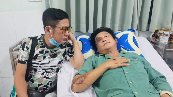 Tấn Beo đến thăm Trọng Phúc.