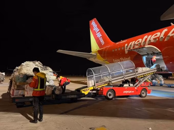 Hàng hoá được vận chuyển lên tàu bay Vietjet