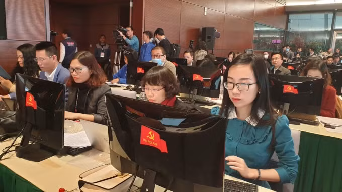 Các phóng viên tác nghiệp tại Họp báo