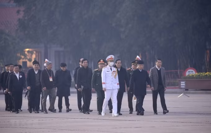 Ông Trần Quốc Vượng, Ủy viên Bộ Chính trị, Thường trực Ban Bí thư cùng đoàn công tác đến đặt vòng hoa và vào Lăng viếng Chủ tịch Hồ Chí Minh.