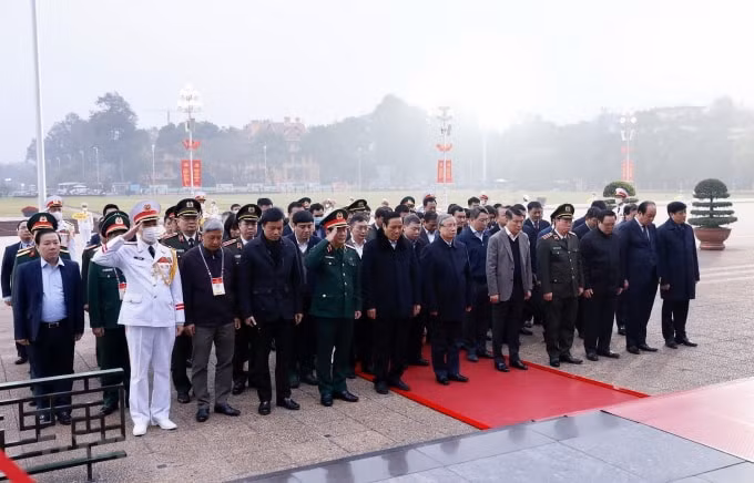 Ông Trần Quốc Vượng, Ủy viên Bộ Chính trị, Thường trực Ban Bí thư cùng đoàn công tác đến đặt vòng hoa và vào Lăng viếng Chủ tịch Hồ Chí Minh