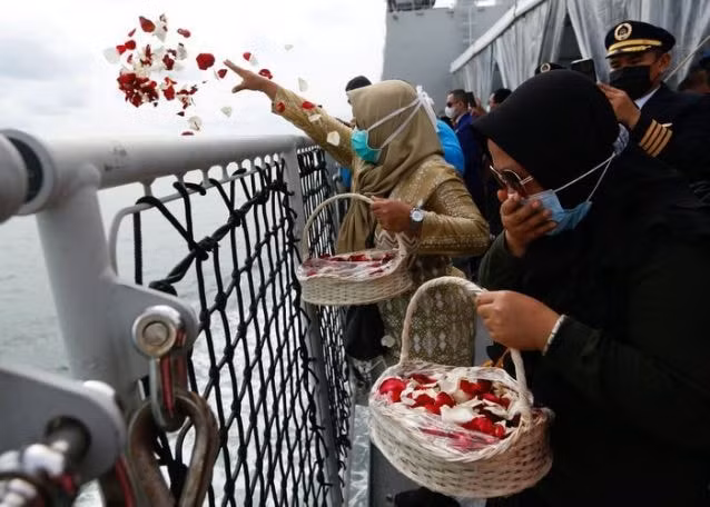 Người dân ném hoa xuống biển Java ở Indonesia để tưởng niệm những người thân thiệt mạng trong vụ rơi máy bay hôm 9/1. Ảnh: Reuters