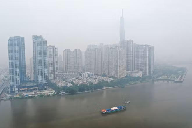 Với điều kiện độ ậm không khí chỉ còn mức 55%, chuyên gia thời tiết Lê Thị Xuân Lan cho hay TP. HCM mù khô dày đặc vẫn tiếp tục duy trì. Ảnh: TL