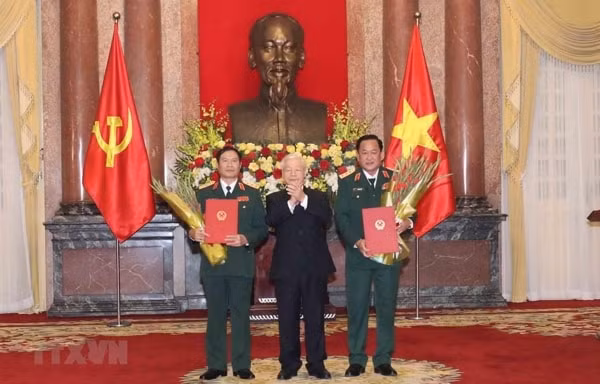 Tổng Bí thư, Chủ tịch nước Nguyễn Phú Trọng trao Quyết định thăng quân hàm cấp Thượng tướng cho hai Thứ trưởng Bộ Quốc phòng Nguyễn Tân Cương và Võ Minh Lương. Ảnh: TTXVN