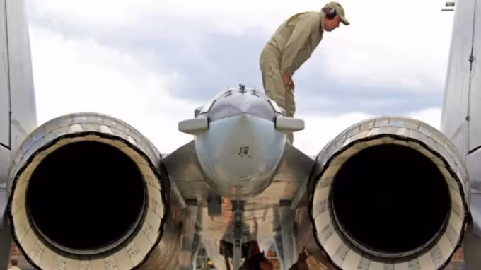 Các kỹ sư kiểm tra một máy bay chiến đấu Sukhoi Su-35 sau màn trình diễn tại Triển lãm Hàng không Paris: Nga đã cung cấp loại máy bay phản lực này cho Trung Quốc. Ảnh: Reuters