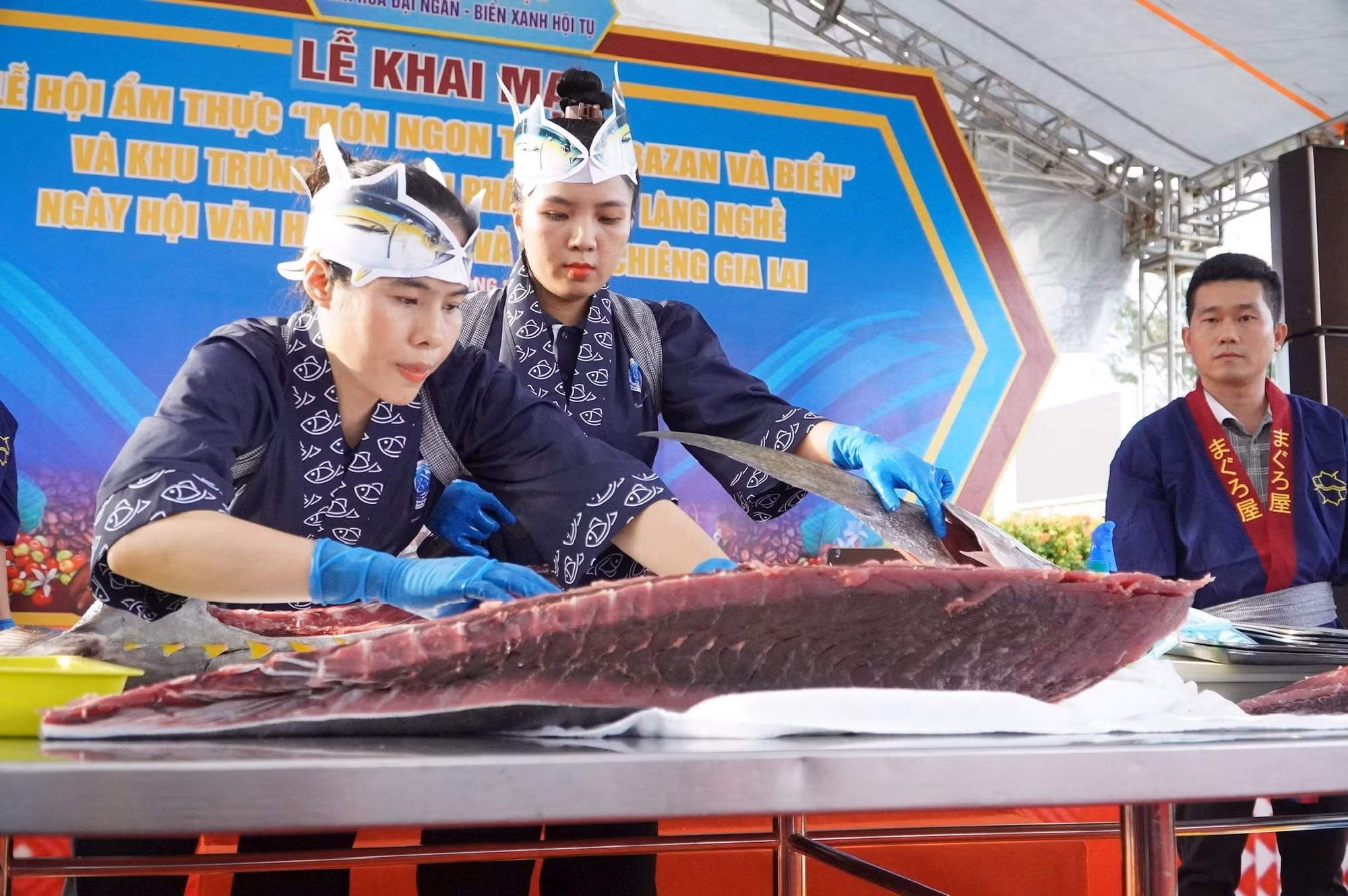 Đầu bếp trình diễn kỹ thuật mổ, phile cá ngừ đại dương