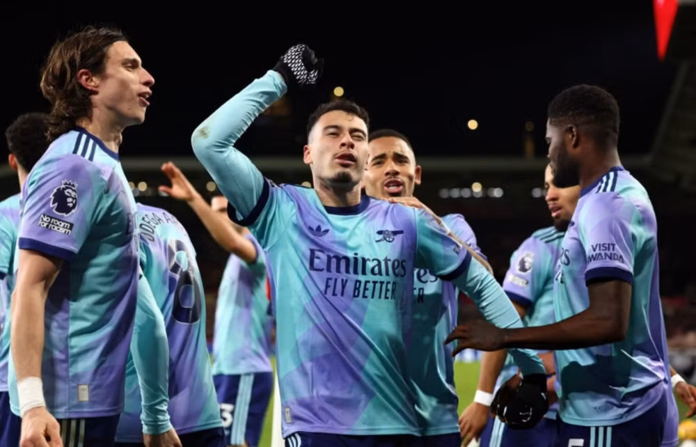 thang nguoc brentford arsenal tro lai ngoi nhi ngoai hang anh 2024 25 hinh 1